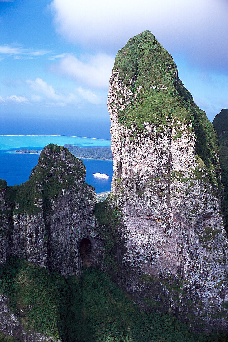 Kreuzfahrtschiff MS Europa, Luftaufnahme, Mt. Otemanu, Bora Bora, Französisch Polynesien