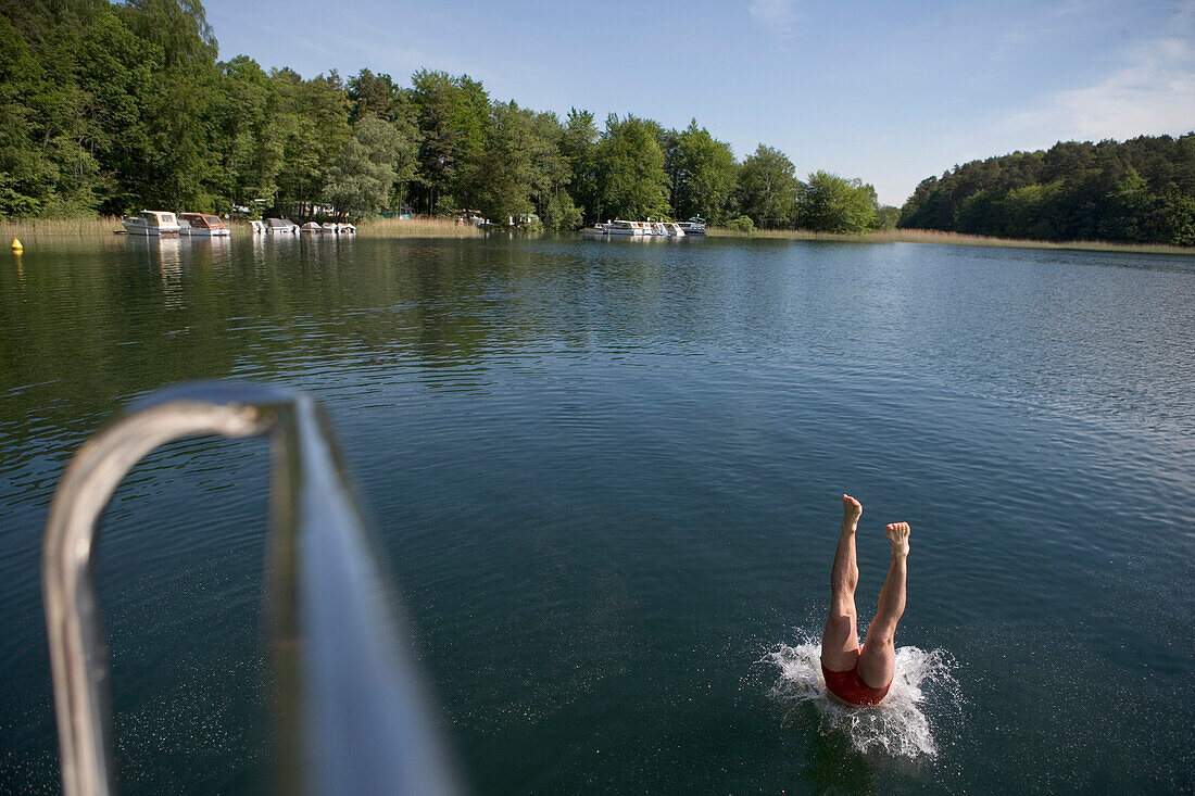 Köpfer, Sprung in Wasser vom Hausboot, Zootzensee, Mecklenburgische Seenplatte