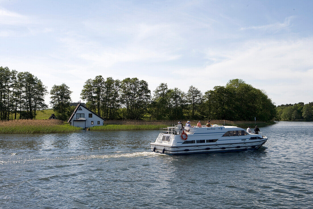 Hausboot uns Ferienaus am Ufer, Canower See, Mecklenburische Seenplatte, Deutschland