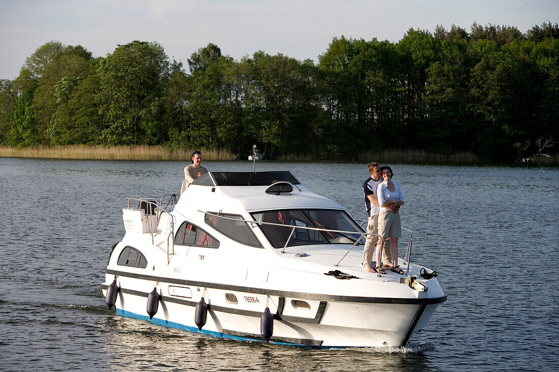 Paar auf Motoorboot, Ellbogensee, Mecklenburgische Seenplatte, Deutschland