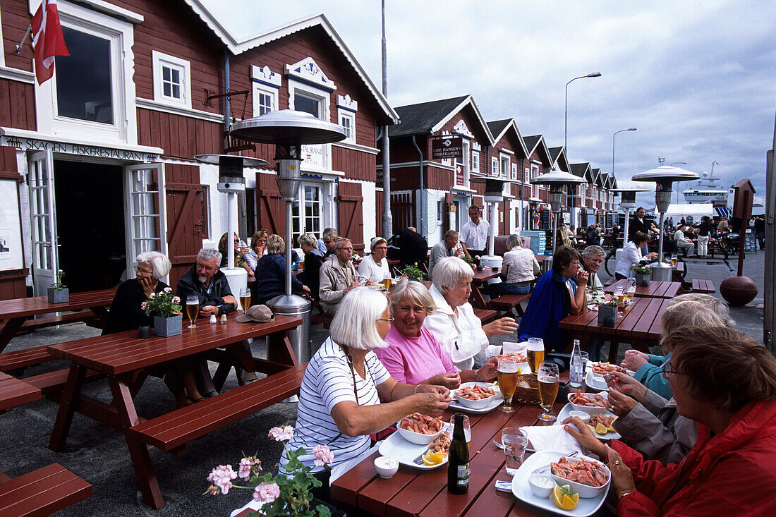 Menschen mit Rejer Garnelen und Bier, Skagen Fiskerestaurant, Fischrestaurant, Skagen, Nord Jutland, Dänemark
