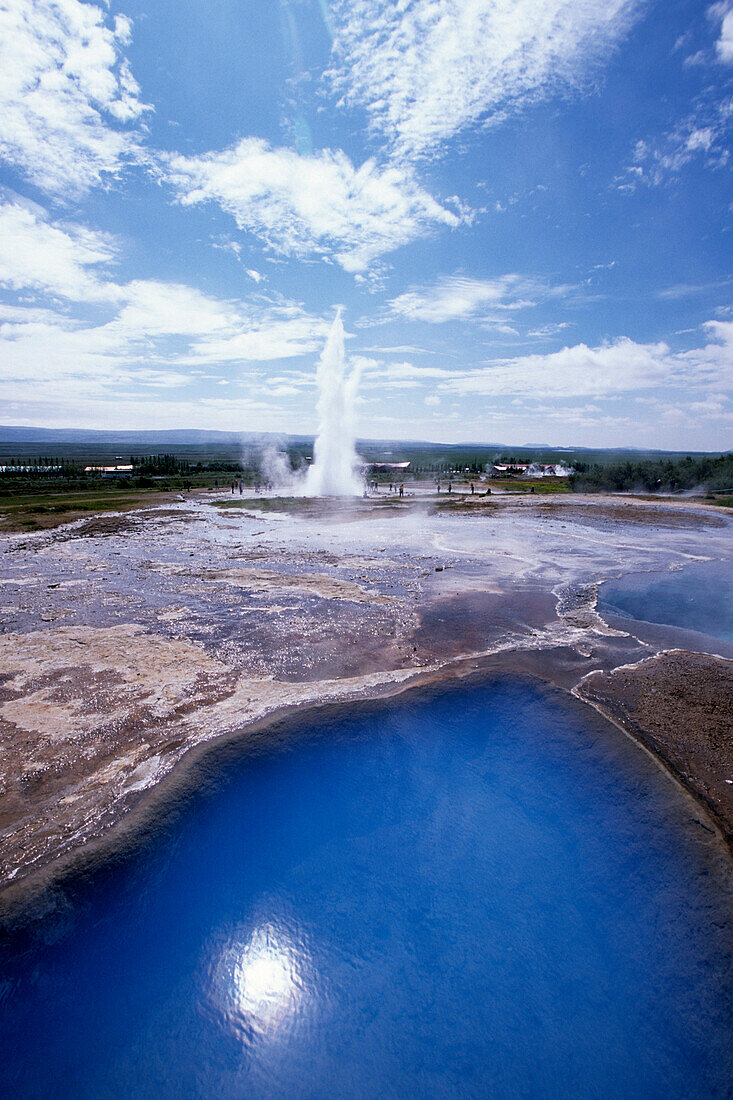 Große Geysir Strokkur, Eruptionssäule, Blick von Quelle Blesi, Geysir, Island