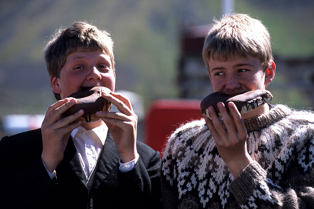 Zwei Jungs essen Gebäck, Ísafjörður, Isafj'rdur, Ísafjarðarbær, Island