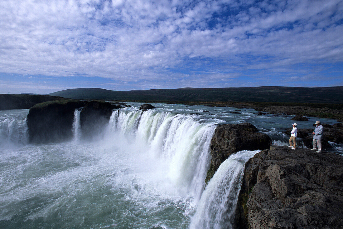 Leute am Godafoss Wasserfall, Skjalfandafljo Fluss, in der nähe von Akureyri, Island