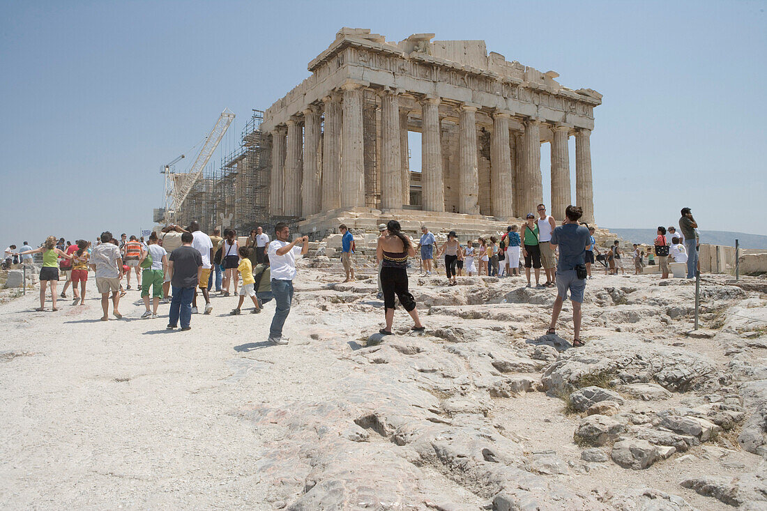 Touristen vor dem Parthenon, Akropolis, Athen, Griechenland