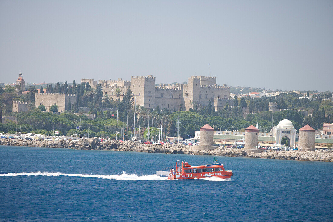 Ausflugsboot und Befestigungsanlage von Rhodes, Rhodos Hafen, Rhodos, Dodekanes, Griechenland