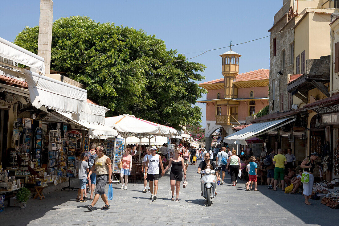 Einkaufsstraße mit Souvenirshops, Altstadt, Rhodos, Dodekanes, Griechenland