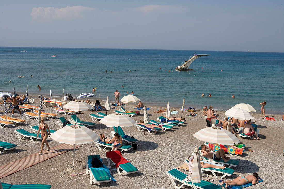 Entspannen am Strand, am Strand von Rhodos, Rhodos, Dodekanes, Griechenland