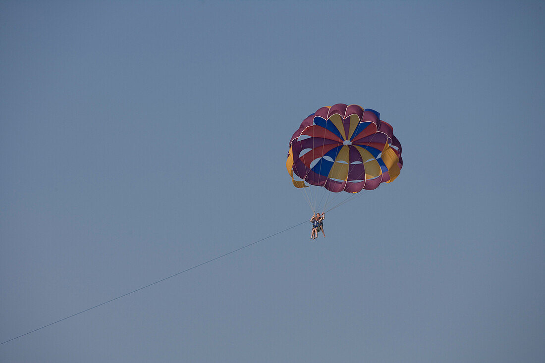 Parasailing über Rhodos, am Strand von Rhodos, Rhodos, Dodekanes, Griechenland