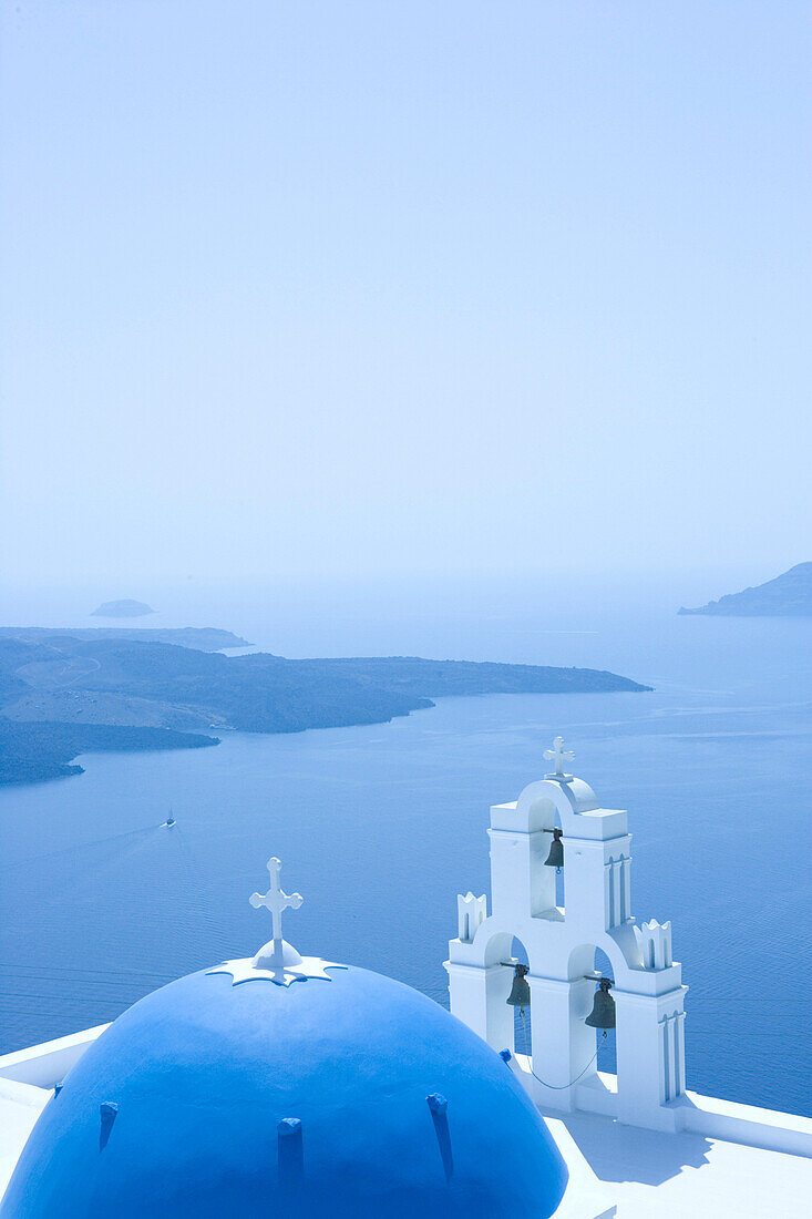 Blaue orthodoxe Kathedrale udn Glockenturm, Fira, Santorini, Griechenland