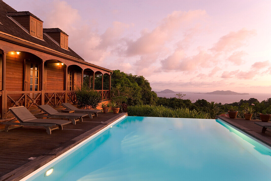 Pool von einem Hotel am Abend, Basse-Terre, Guadeloupe