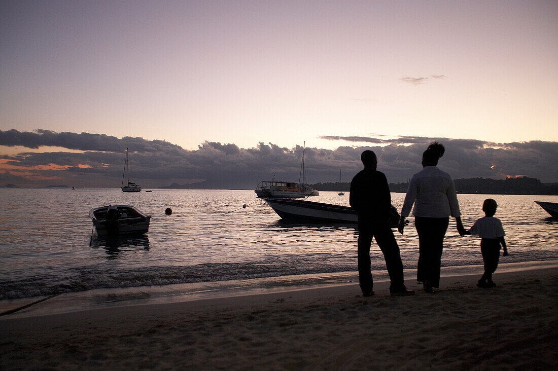Familie spaziert am Sainte-Anne Strand am Abend, Saint- Francois, Grande-Terre, Guadeloupe