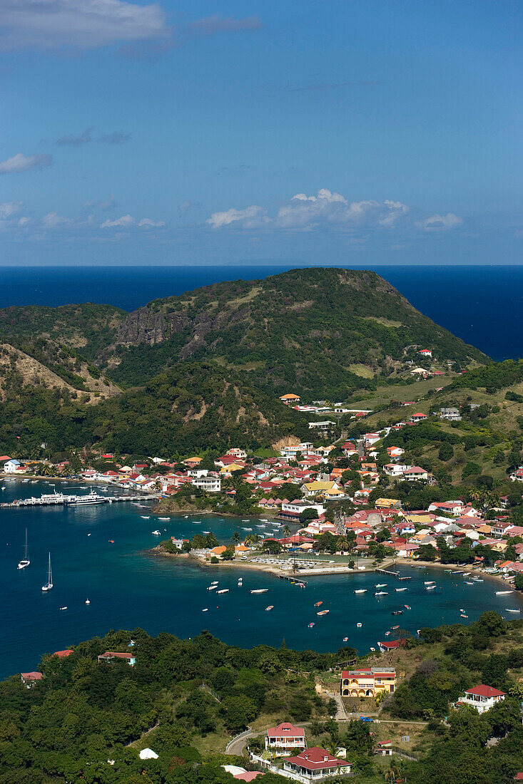 Luftaufnahme Richtung Terre-de-Haute, Boote im Hafen, Berge im Hintergrund, Les Saintes Inseln, Guadeloupe, Karibisches Meer, Karibik, Amerika