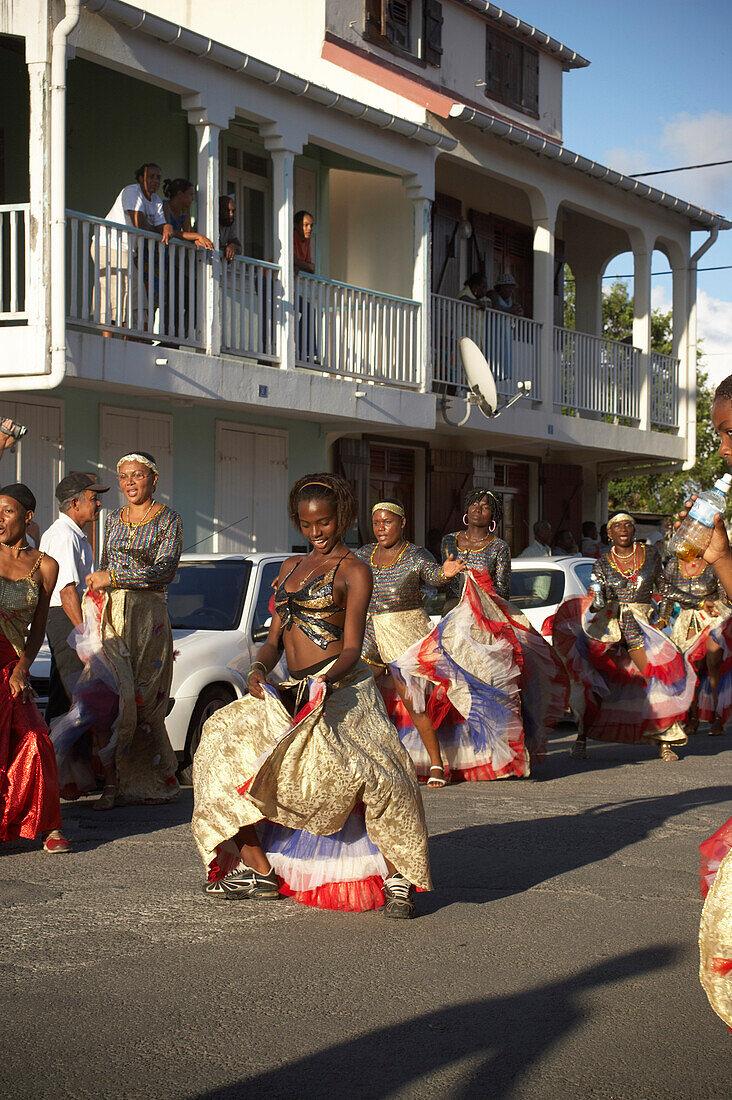 Schöne Frauen beim Straßenfest, Carnival, Le Moule, Grande-Terre, Guadeloupe, Karibisches Meer, Karibik, Amerika