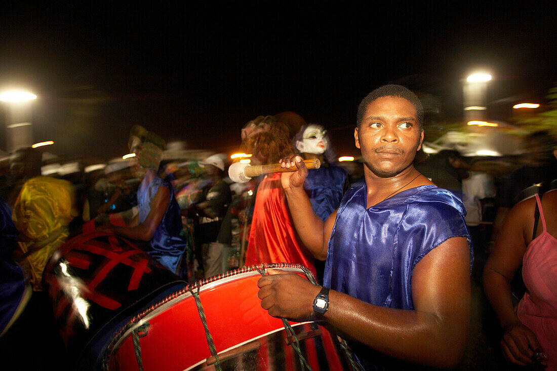 Trommler bei Karnevalsprozession bei Nacht, Le Moule, Grande-Terre, Guadeloupe, Karibik, Amerika