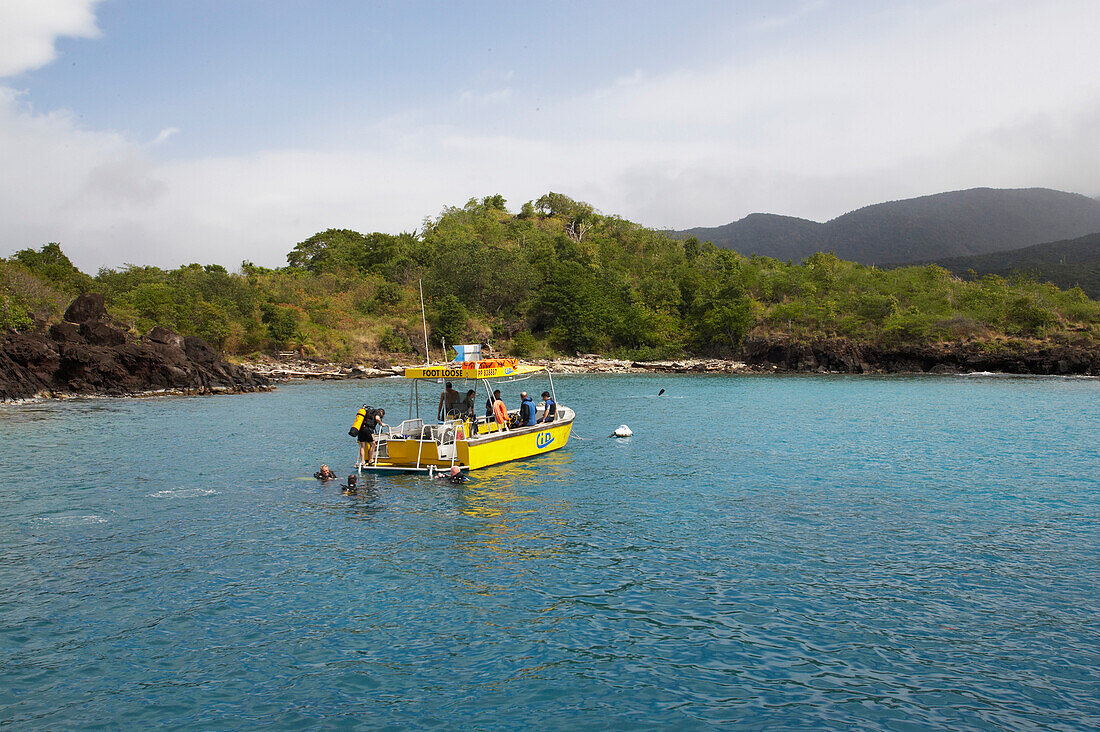 Menschen auf einem Boot der Tauchschule vor der Küste, Bouillante, Basse-Terre, Guadeloupe, Karibik, Amerika