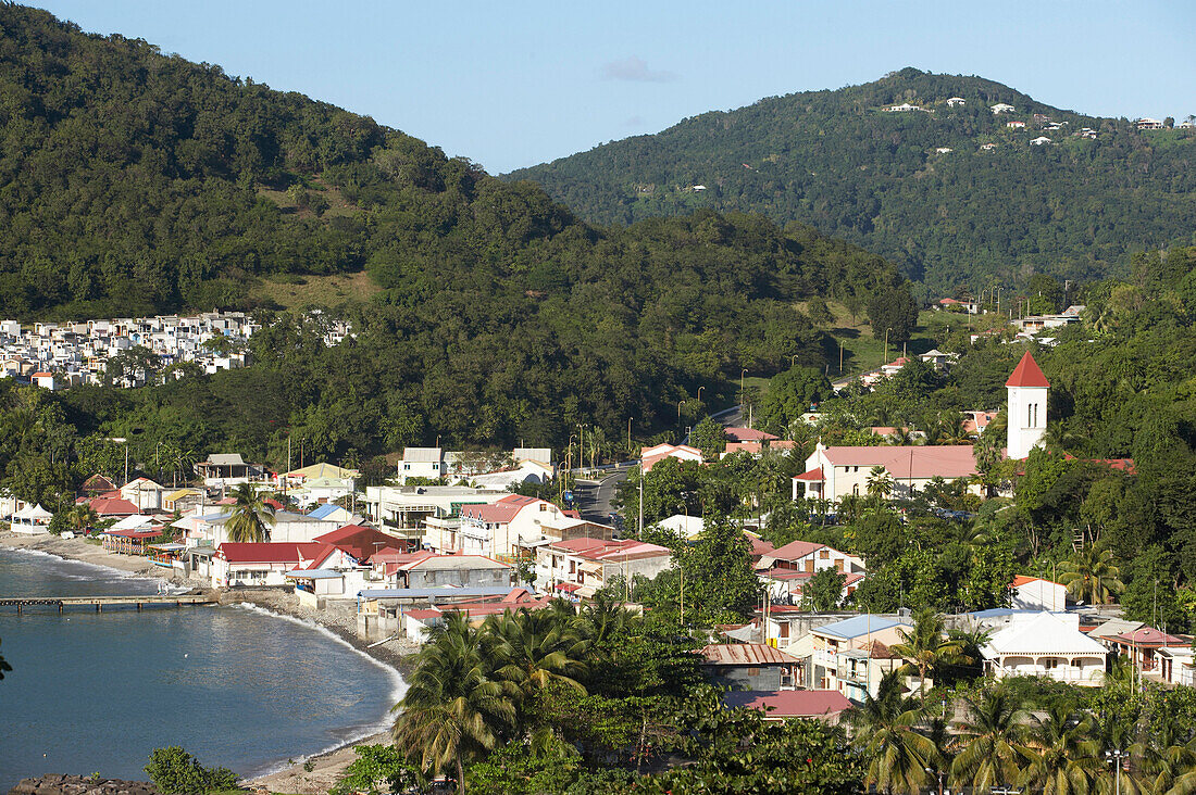 Luftaufnahme des Hafens von Deshaies, Basse-Terre, Guadeloupe, Karibik, Amerika