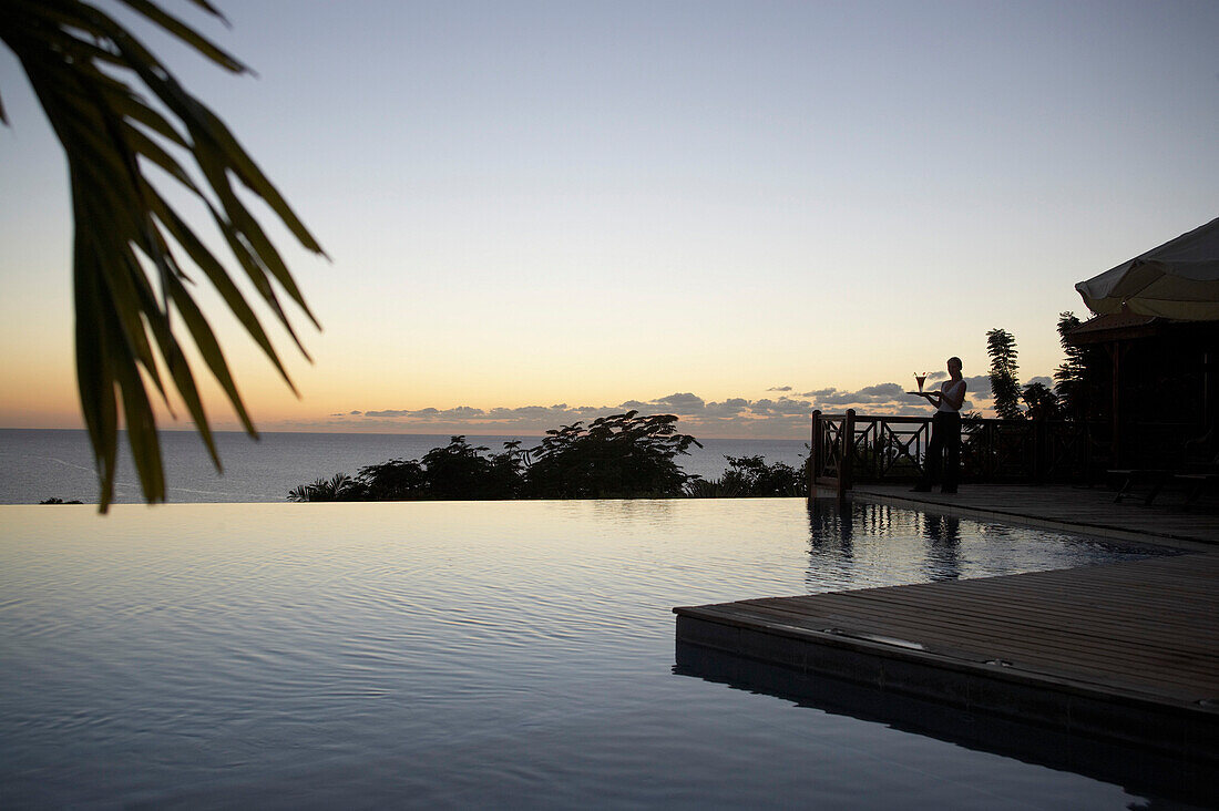 Menschenleerer Pool des Hotel Restaurant Le Rayon Vert im Abendlicht, Deshaies, Basse-Terre, Guadeloupe, Karibik, Amerika