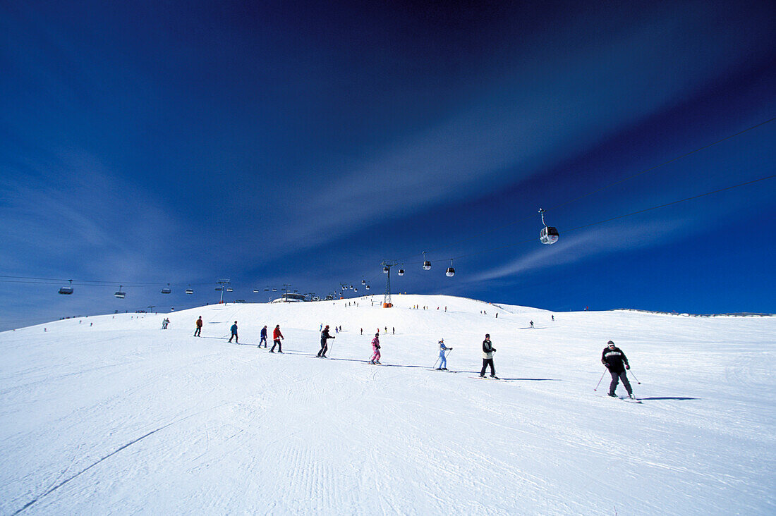 Skifahrer bei der Abfahrt im Skigebiet Kronplatz, Plan de Corones, Dolomiten, Südtirol, Italien, Europa