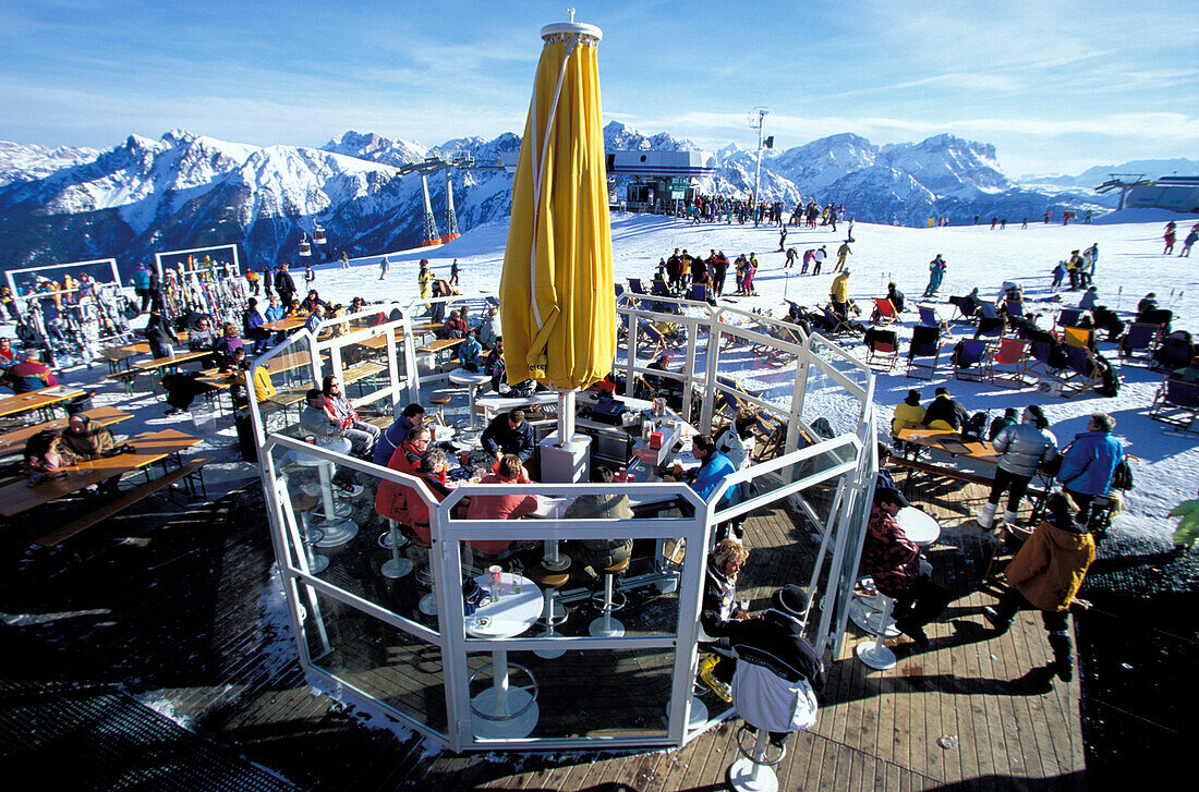 Menschen vor einer Skihütte, Olang, Kronplatz, Plan de Corones, Dolomiten, Südtirol, Italien, Europa