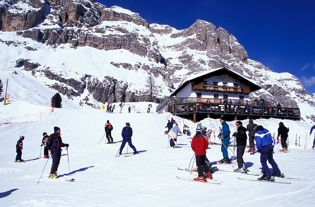Skifahrer vor dem Hotel Duca d´Aosta, Cortina d´Ampezzo, Dolomiten, Südtirol, Italien, Europa