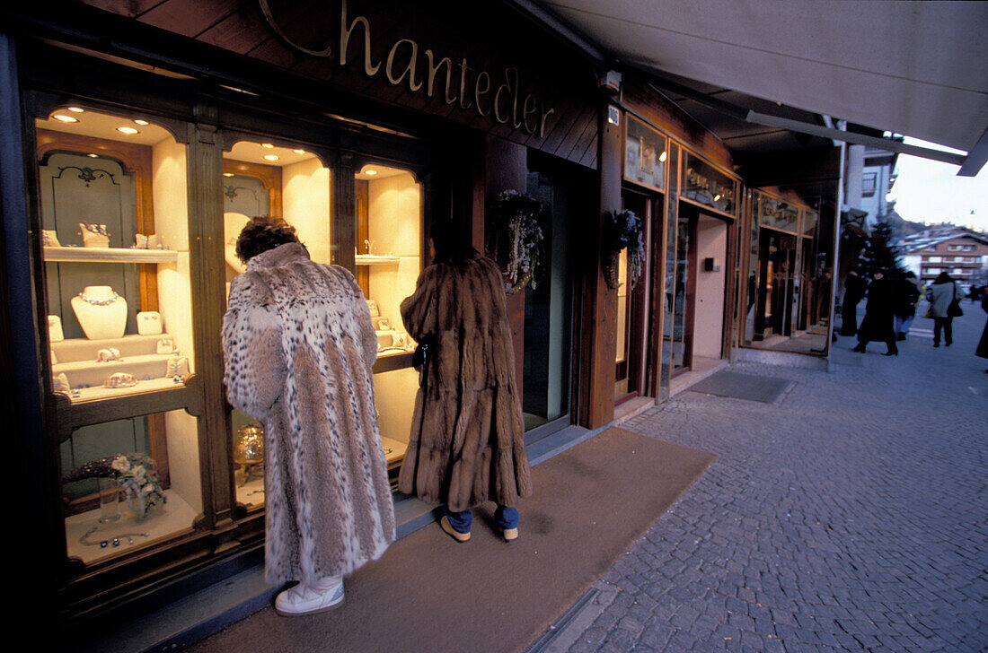 Menschen in der Einkaufsstrasse Corso d´Italia, Cortina D´Ampezzo, Dolomiten, Südtirol, Italien, Europa
