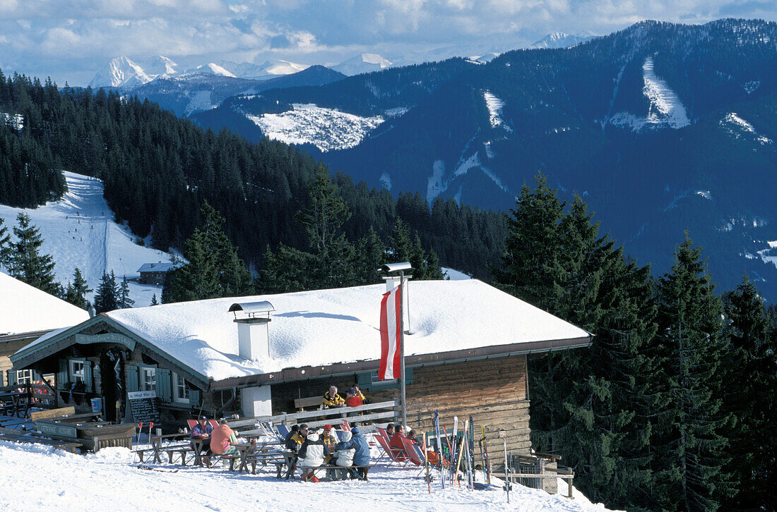 Menschen vor einer Skihütte, Würstel Stub´n, Saalbach, Salzburger Land, Österreich, Europa
