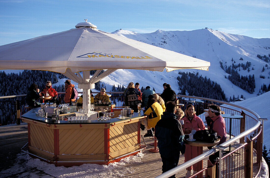 Menschen beim Aprés Ski, Hahnenkamm, Kitzbühel, Tirol, Österreich, Europa