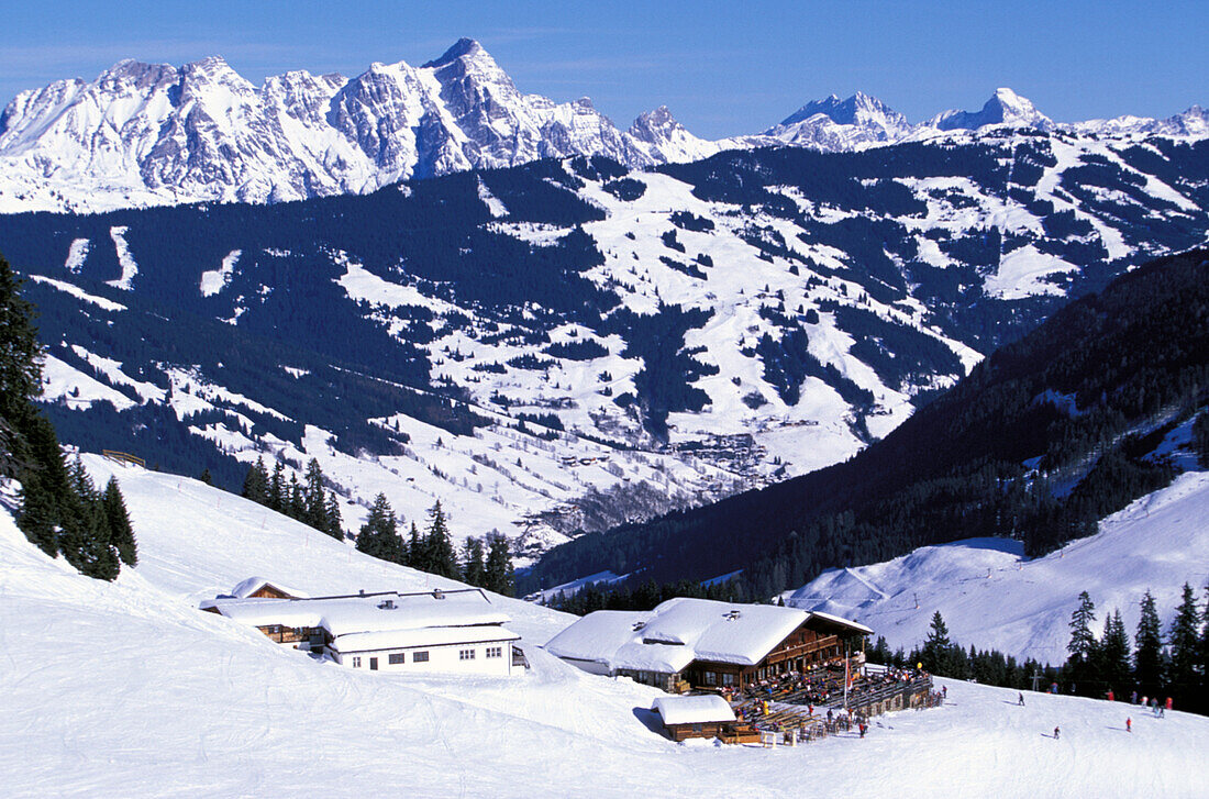 Blick von oben auf Skihütte, Hinterglemm, Salzburger Land, Österreich, Europa