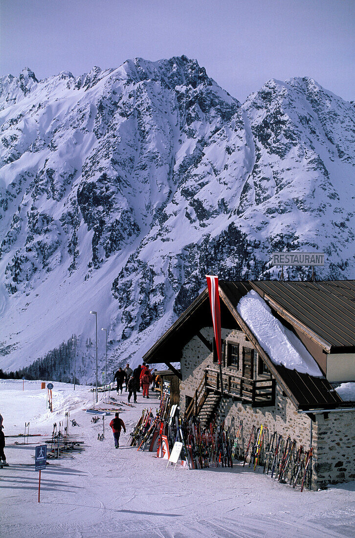 Skier vor einer Skihütte, Ischgl, Tirol, Österreich