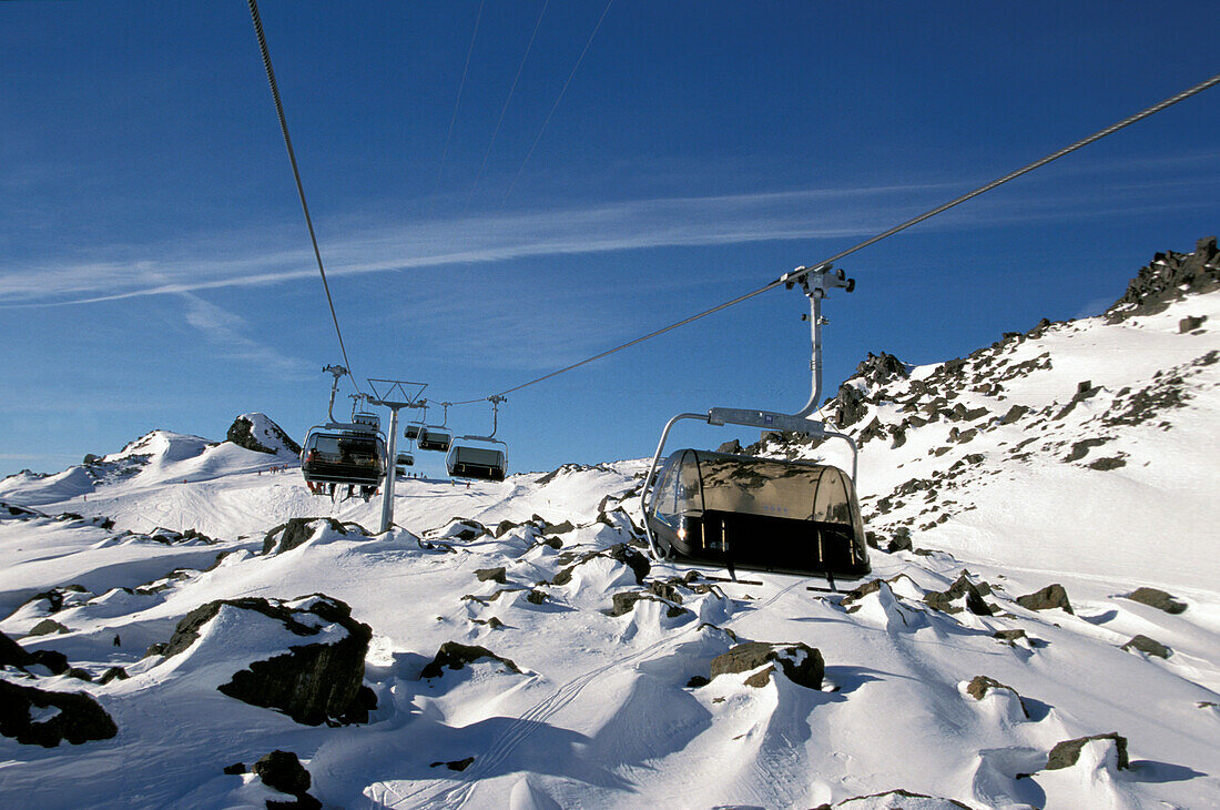 Sessellift vor verschneitem Berghang, Ischgl, Samnaun, Tirol, Österreich, Europa