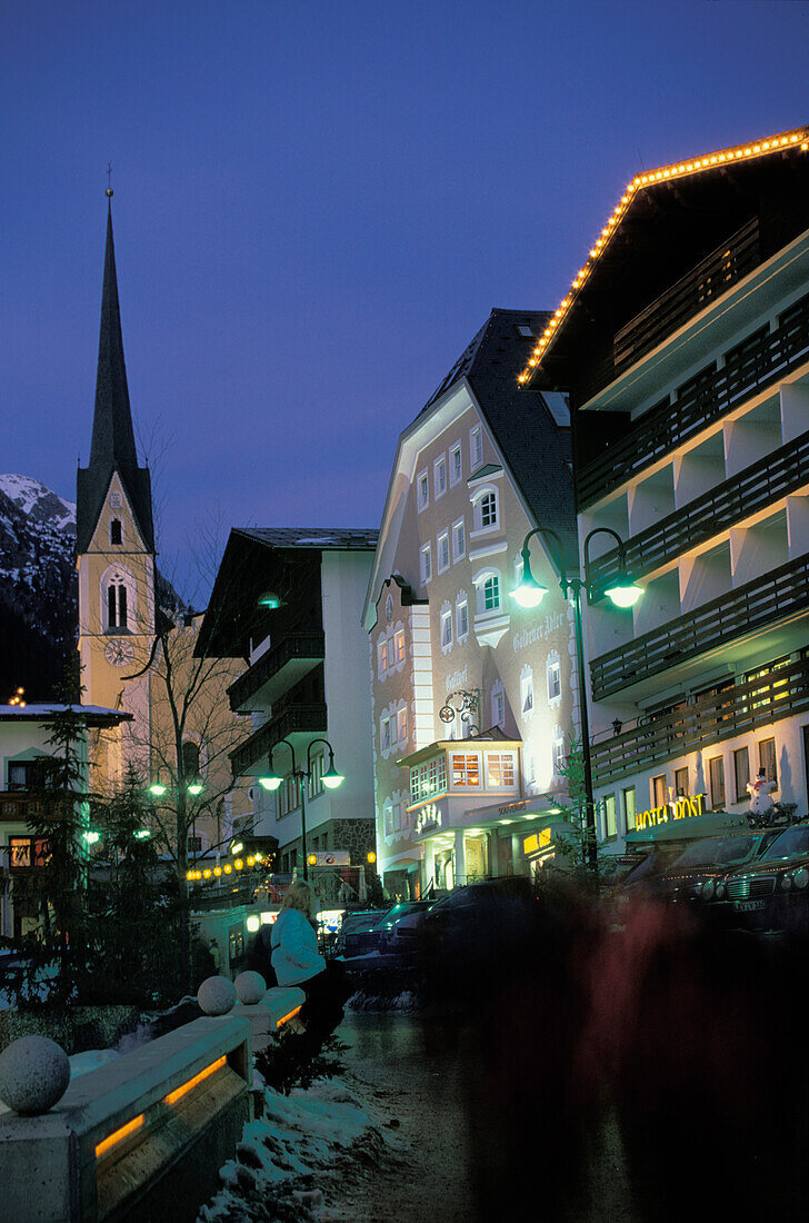 Nachtaufnahme im Zentrum, Ischgl, Österreich