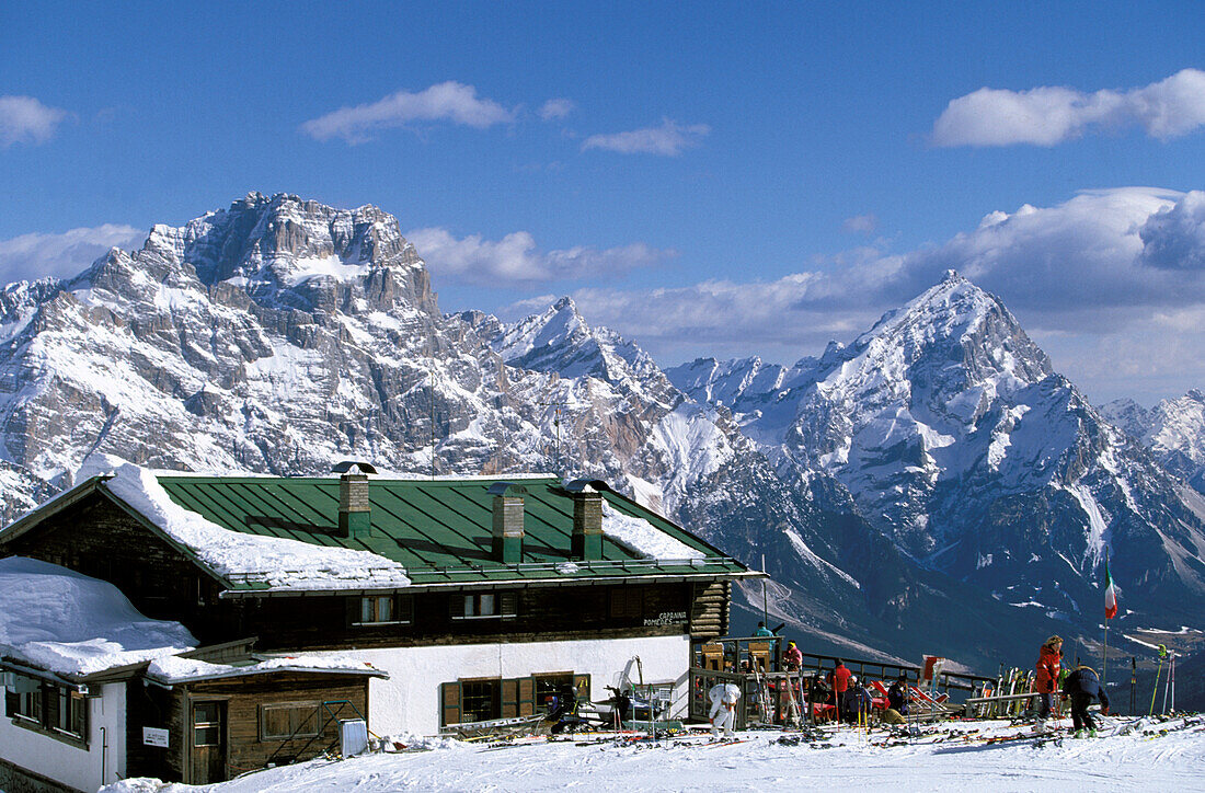 Menschen vor einer Skihütte, Pomedes, Tofana, Skigebiet Cortina d'Ampezzo, Dolomiten, Venezien, Italien, Europa