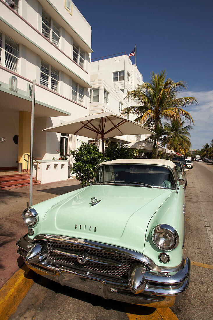 Vintage car at Ocean Drive, South Beach, Miami, Florida, USA, America