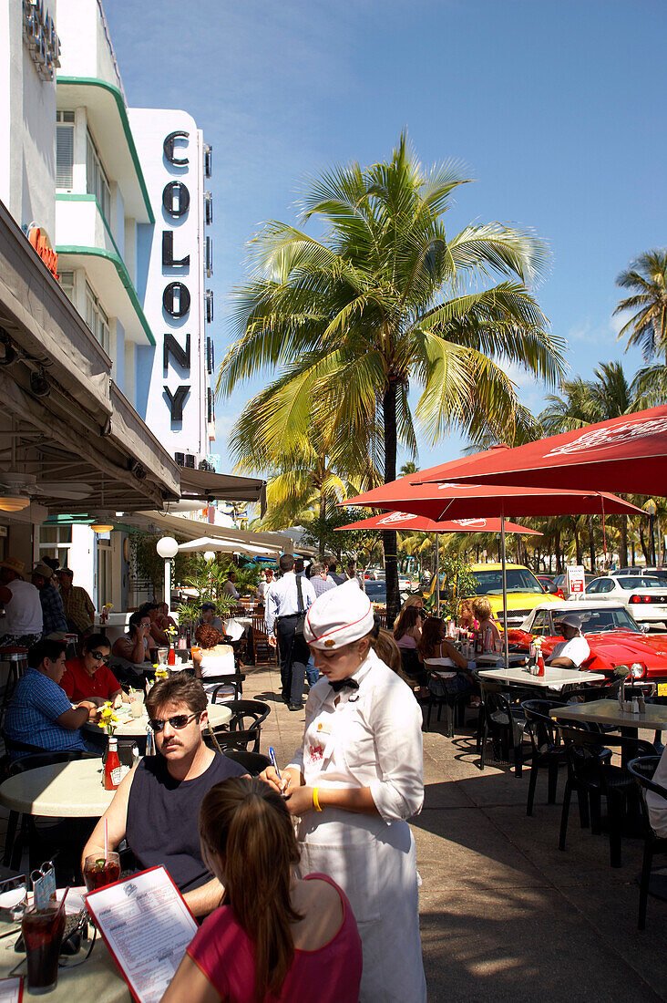 Menschen in einer Bar auf dem Ocean Drive, South Beach, Miami, Florida, USA, Amerika