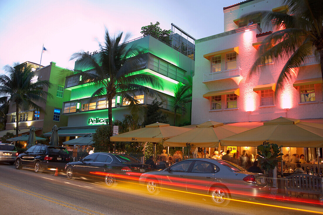 Autos und beleuchtete Gebäude bei Nacht, Ocean Drive, South Beach, Miami, Florida, USA, Amerika
