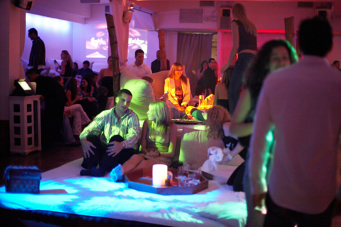 Menschen sitzen auf einem Bett im Themenrestaurant BED, South Beach, Miami, Florida, USA, Amerika
