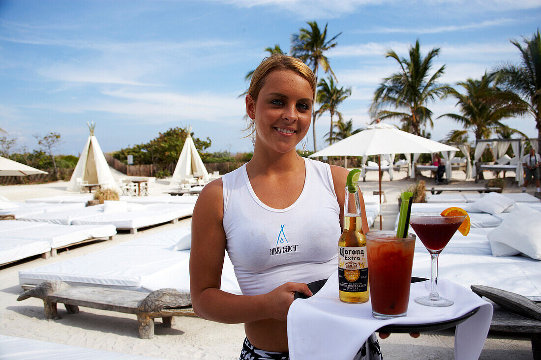 Kellnerin mit Cocktails im Nikki Beach Club, South Beach, Miami, Florida, USA, Amerika