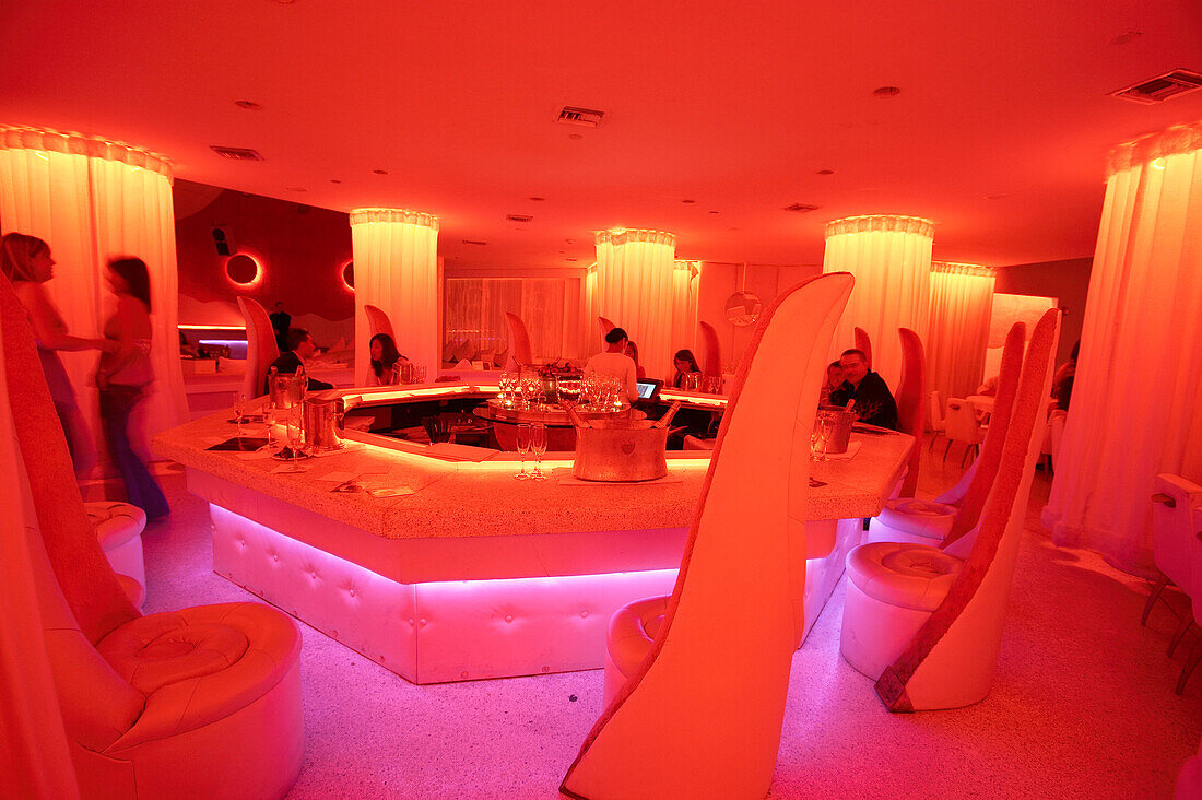 Menschen in orangem Licht im Pearl Klub, South Beach, Miami, Florida, USA, Amerika
