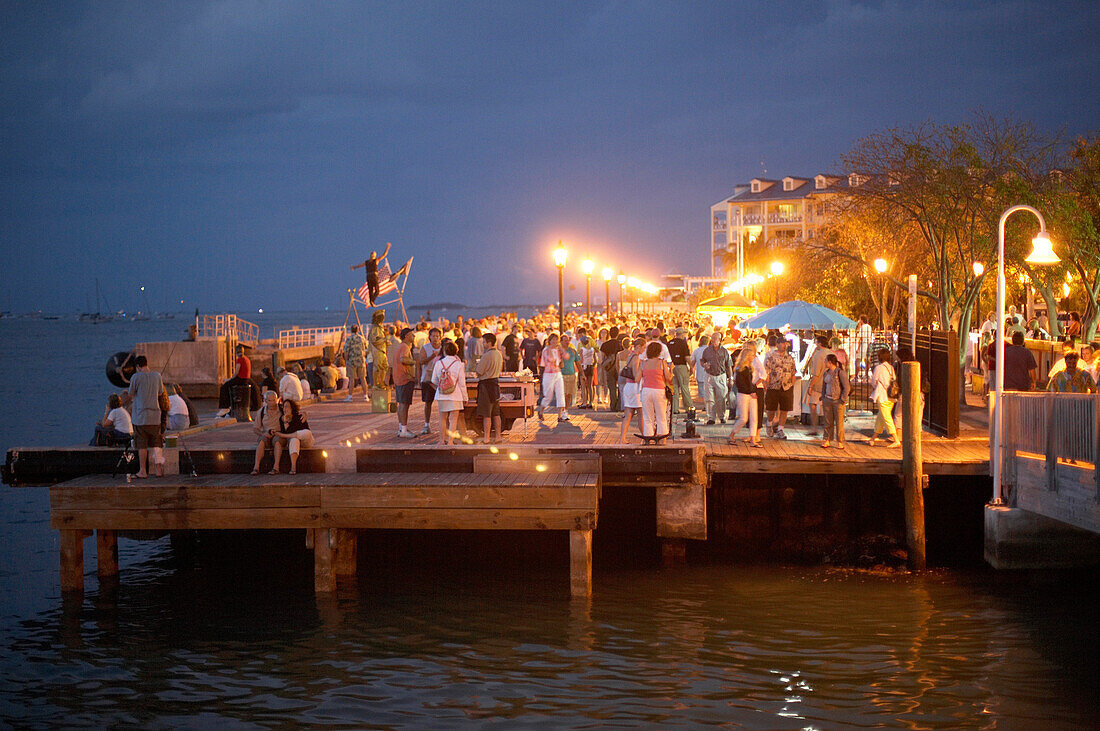 Drahtseilakt, Pier am Sonnnenuntergang mit Leuten voll, Mallory Square, Key West, Florida Keys, Florida, USA