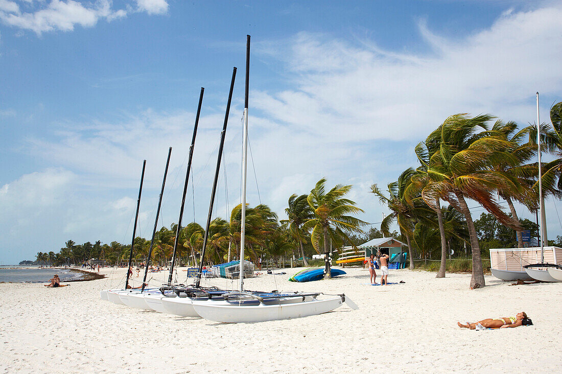 Segelboote trocknen am Strand, Higgs Beach, Key West, Florida Keys, Florida, USA