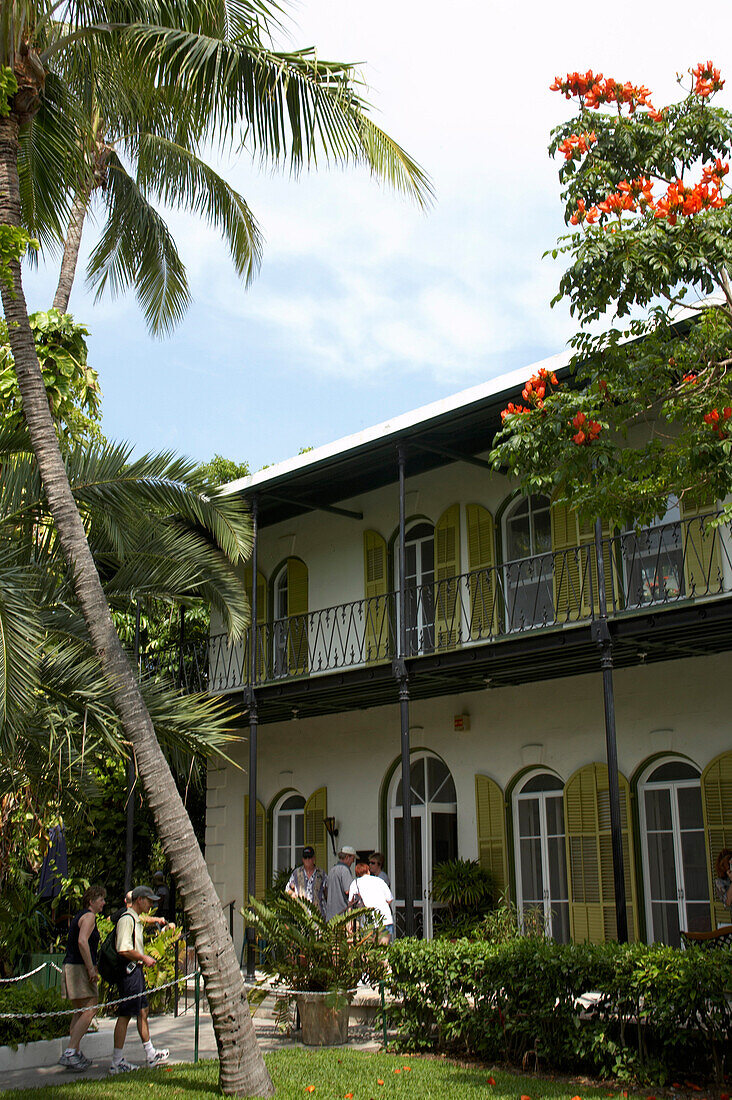 Besucher vor dem Haus und Museum von Ernest Hemingways, Key West, Florida Keys, Florida, USA