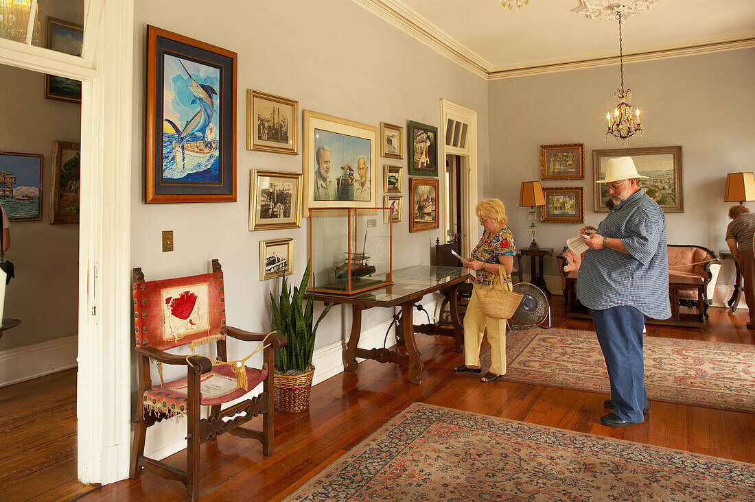 Zwei Touristen im Wohnzimmer, Haus und Museum von Ernest Hemingway, Key West, Florida Keys, Florida, USA