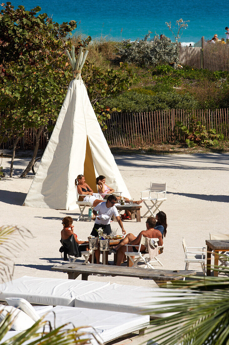 Tourists, beach cafe, Tipi, Nikki Beach Club, South Beach, Miami, Florida, USA