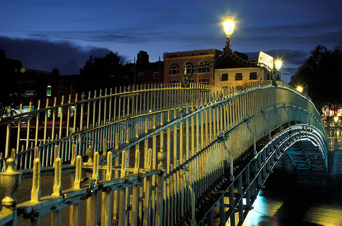 Fußgängerbrücke am Abend, Half Penny Bridge, Ha'penny Bridge, gebaut in 1816, Fluss Liffey, Dublin, Irland