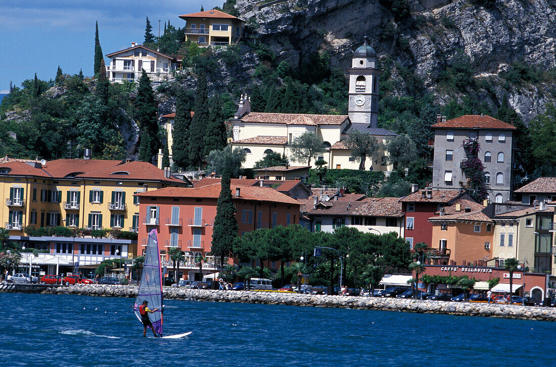 Torbole, Stadtansicht, Gardasee, Trentino, Italien