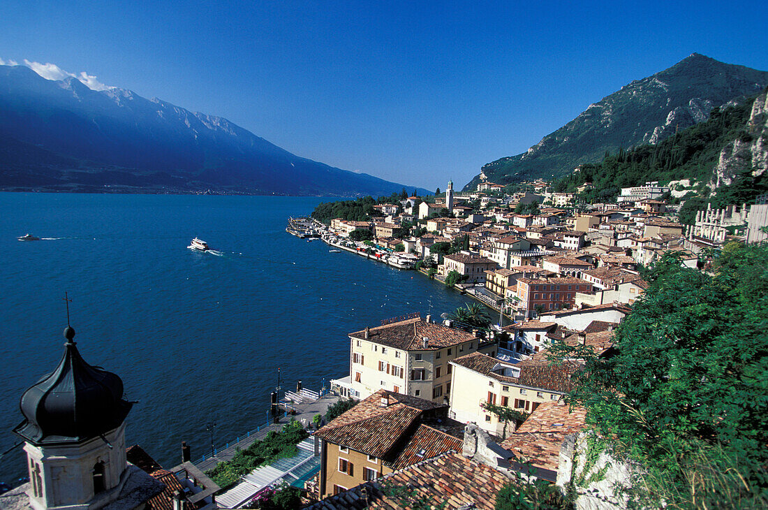 Erhöhte Ansicht von Trentino und Gardasee, Ostufer, Gardasee, Trentino, Italien