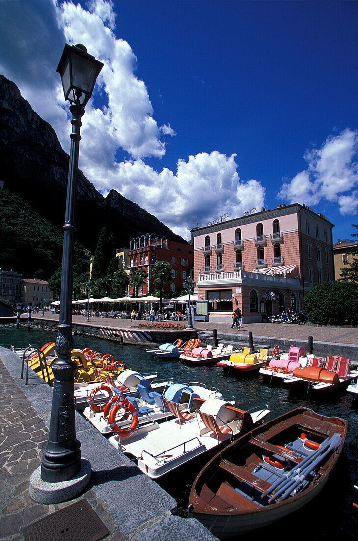 Laterne und tretboote, Hafenpromenade, Gardasee, Trentino,  Italien