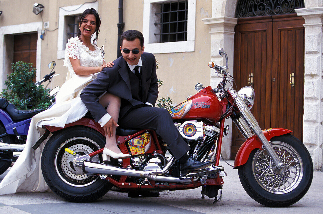 Brautpaar auf Motorrad, Lazise, Gardasee, Trentino Italien