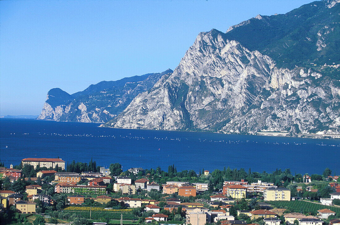 Blick auf Torbole, Gardasee, Trentino, Italien